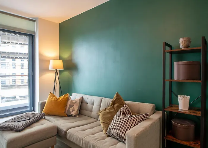Modern And Spacious Apartment In Salford Quays